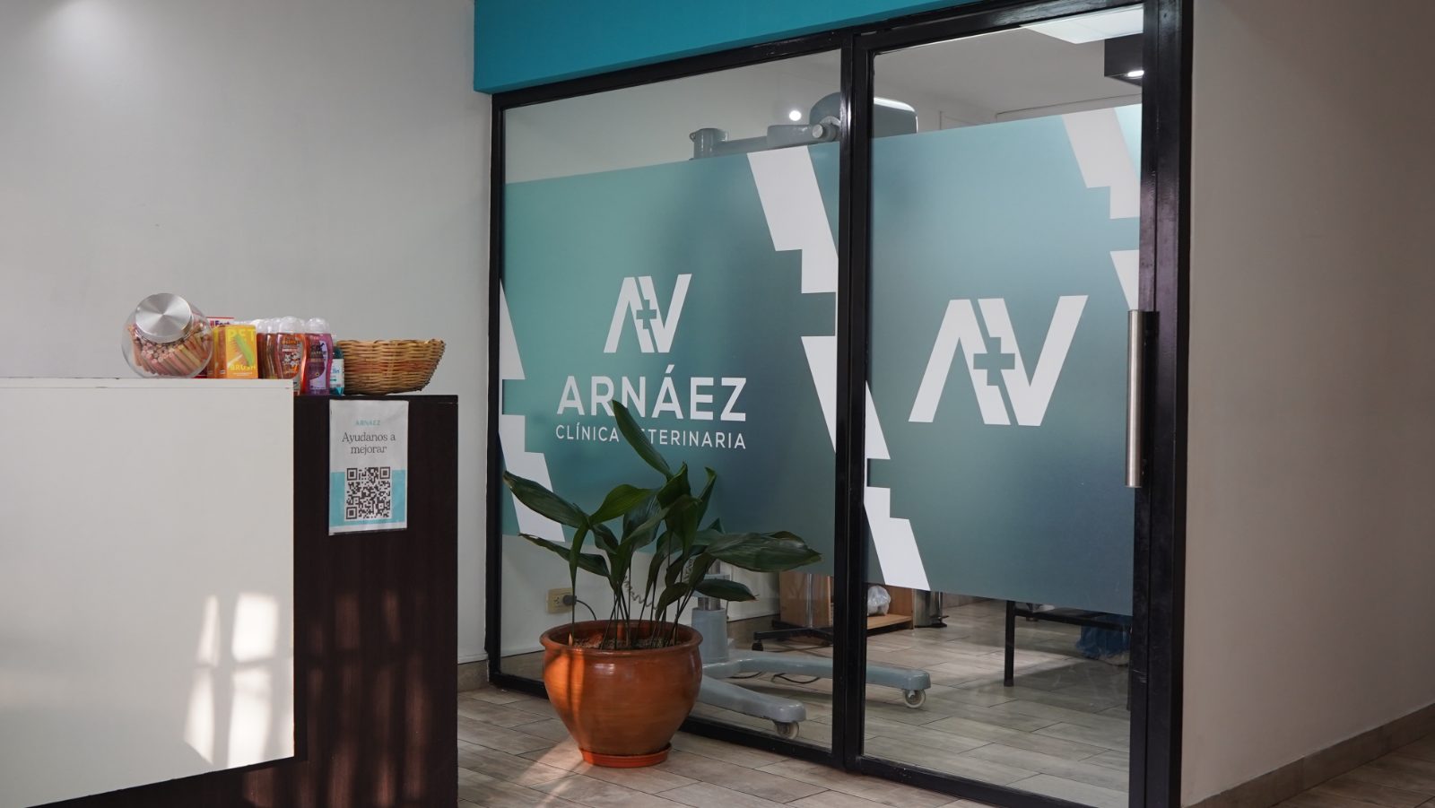 Entrada de la clínica Arnáez