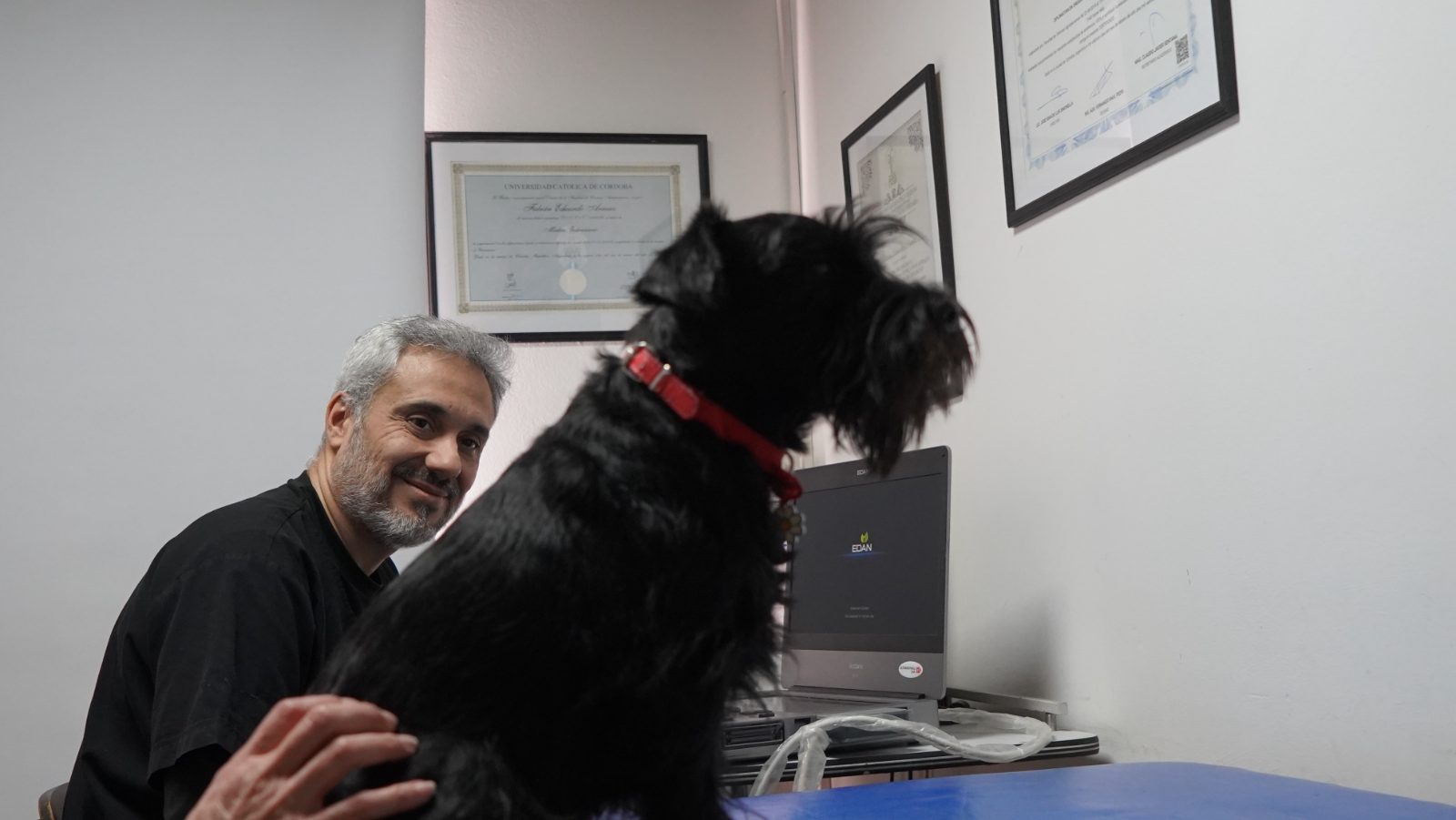 Dr. Arnáez en consulta