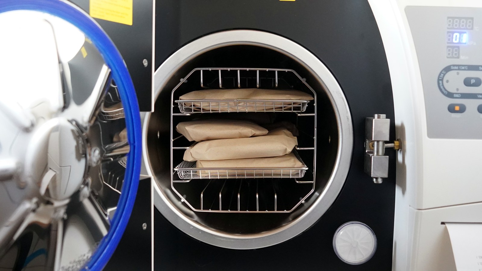 Esterilización de instrumental en autoclave